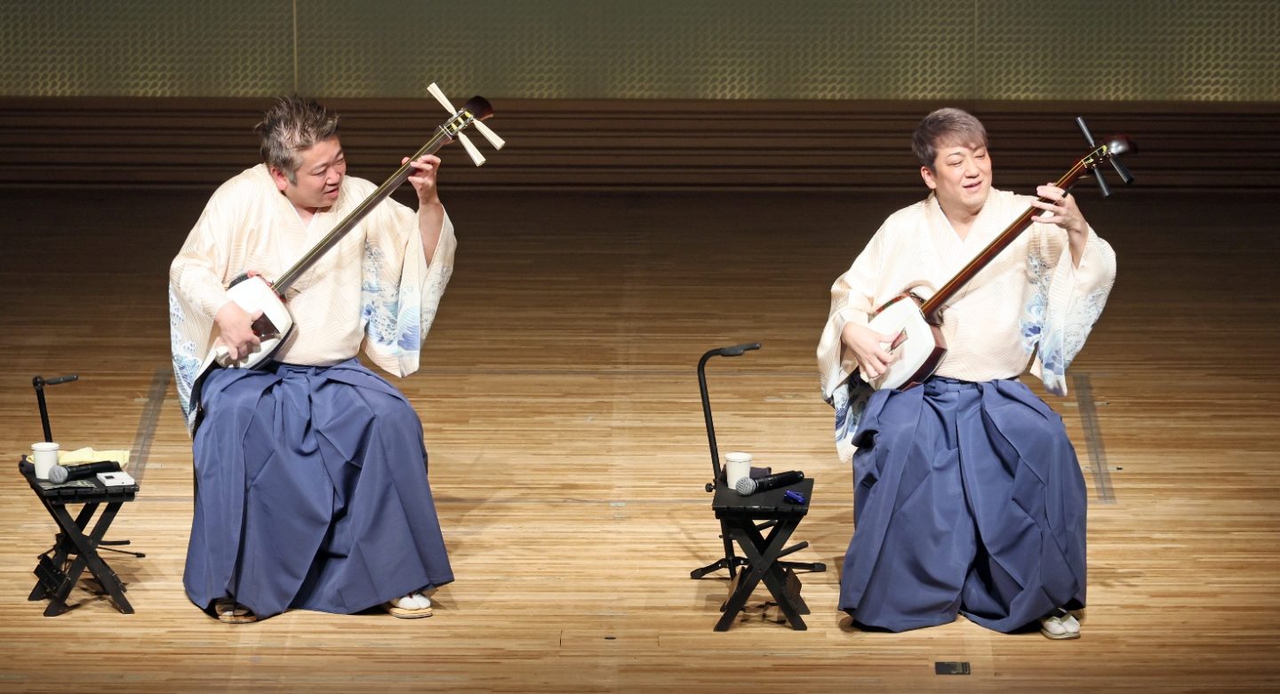 アンコール曲「鼓動」を演奏する良一郎さん（左）、健一さんの吉田兄弟＝北國新聞赤羽ホール