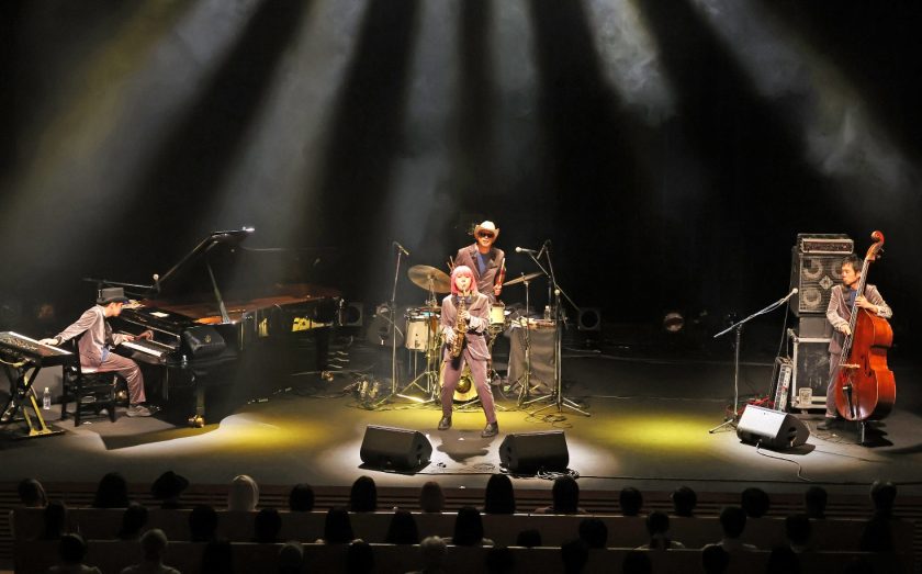H ZETTRIO with YUCCO MILLER公演で演奏を披露する出演者